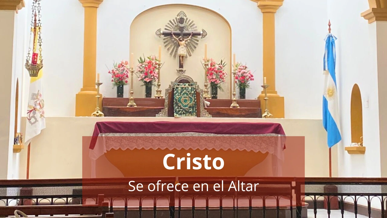 Cristo: Se ofrece en el Altar